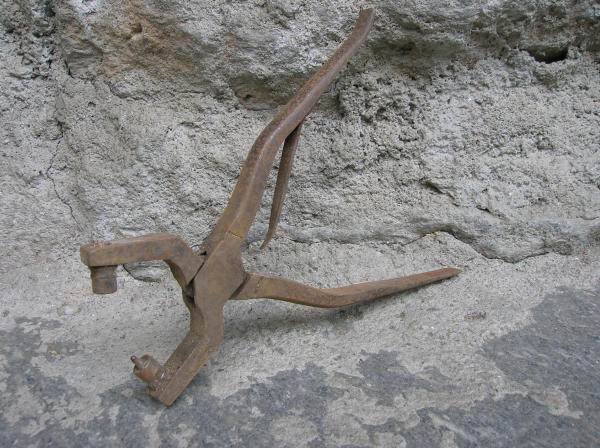 Pinza per occhielli